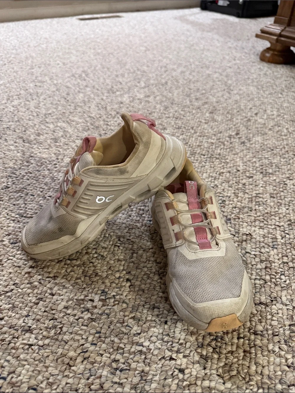 ON Cloud girls slip on sz 2.5
